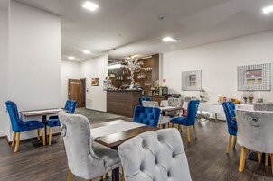 每日供应自助式早餐（每人 EUR 10）