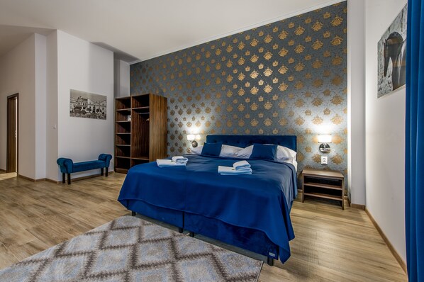 Minibar, coffres-forts dans les chambres, bureau