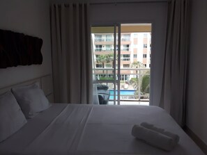 Ropa de cama de alta calidad, muebles diferentes y escritorio 