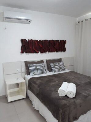 Ropa de cama de alta calidad, muebles diferentes y escritorio
