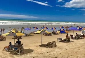 En la playa, arena blanca, camas de playa, 20 bares en la playa