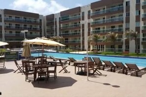 2 piscinas al aire libre, sombrillas, sillones reclinables de piscina