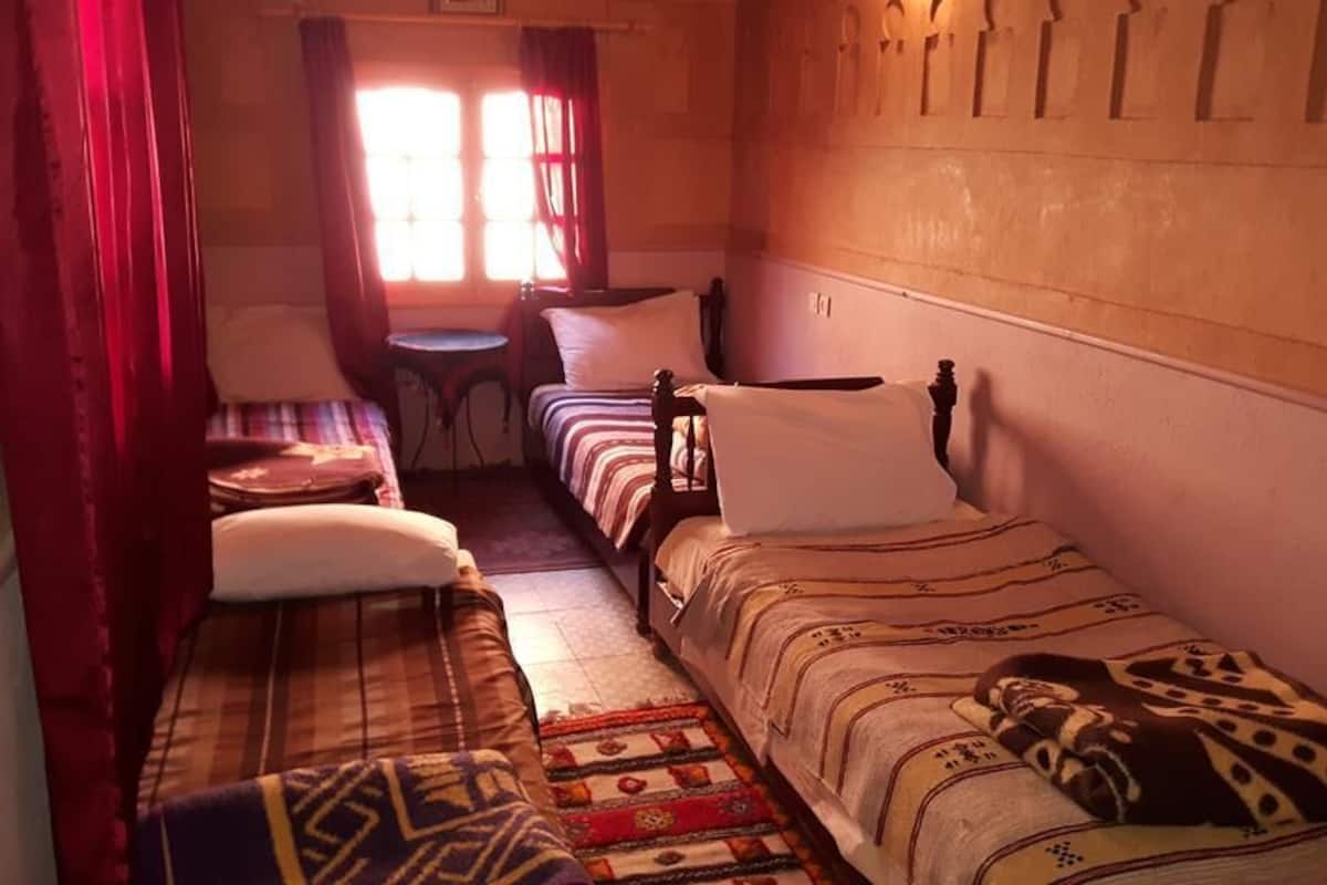Chambre Quadruple Familiale, salle de bains privée, vue montagne | Fer et planche à repasser, Wi-Fi gratuit, décoration personnalisée