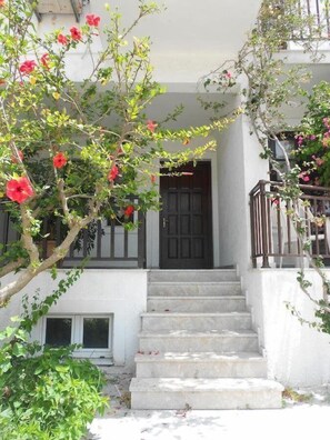 Property entrance - Frini Apartments (Samos)