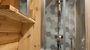 Chalet, vue lac, en bord de lac | Salle de bain | Douche, sĂšche-cheveux, papier toilette