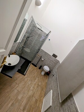 Deluxe Triple Room, Multiple Beds (2 Adults + 1 Child) | Bathroom | Shower, free toiletries, electronic bidet, toilet paper - B&B Benincasa (Palermo)