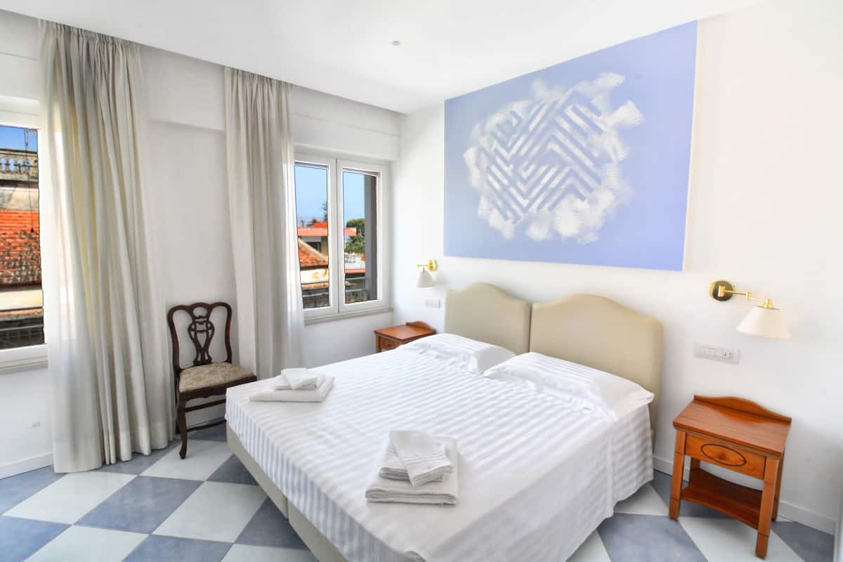 Double Room, Non Smoking | Minibar, in-room safe, desk, blackout drapes