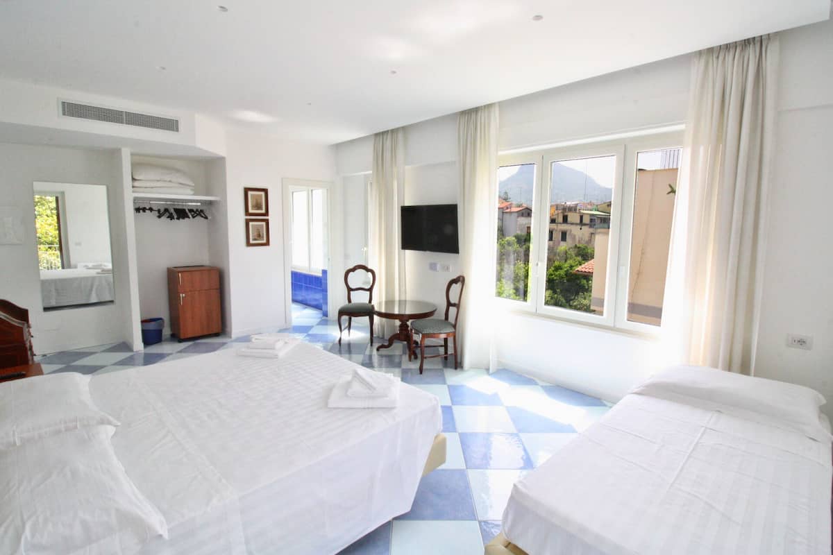 Double Room, Non Smoking | Minibar, in-room safe, desk, blackout drapes