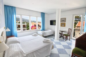 Dreibettzimmer | Minibar, Zimmersafe, Schreibtisch, Verdunkelungsvorhänge