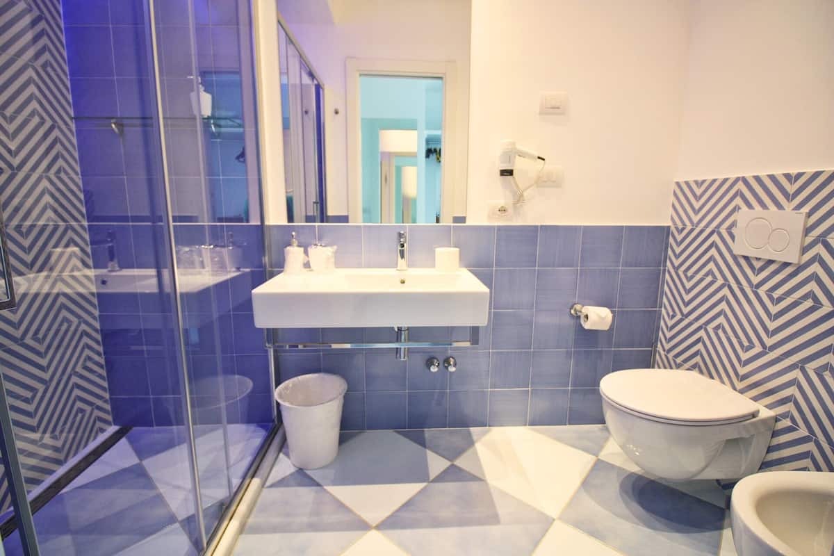 Room, Non Smoking | Bathroom | Shower, free toiletries, hair dryer, bidet