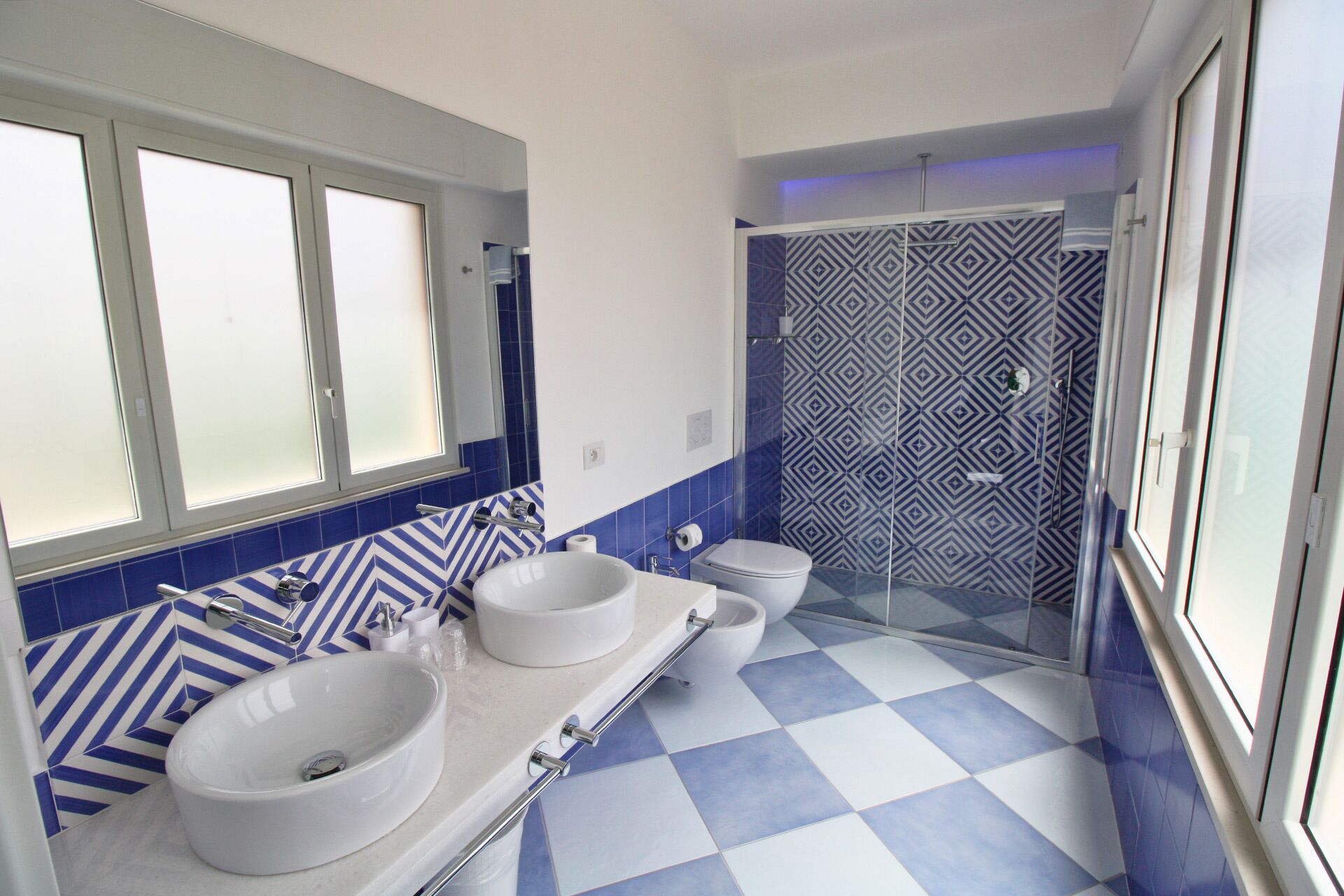 Chambre Double, non-fumeurs | Salle de bain | Douche, articles de toilette gratuits, sèche-cheveux, bidet