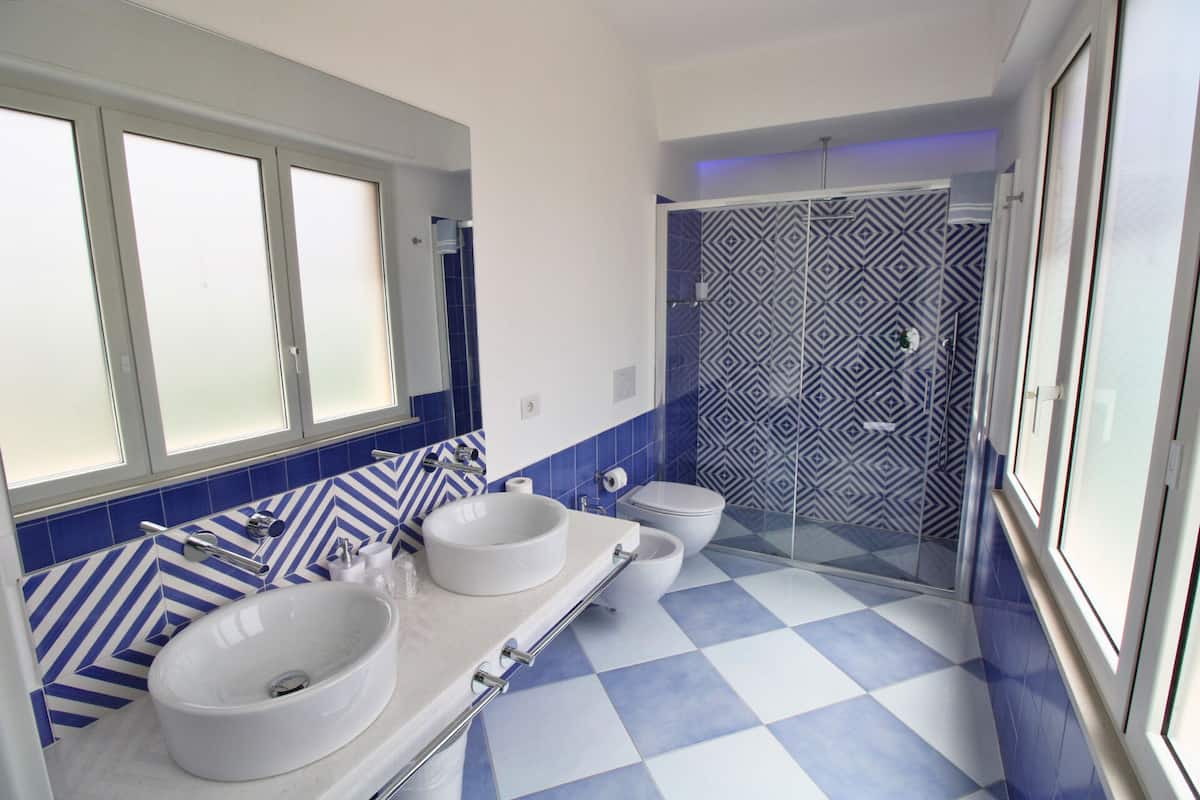 Double Room, Non Smoking | Bathroom | Shower, free toiletries, hair dryer, bidet