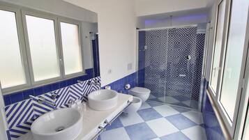Chambre Double, non-fumeurs | Salle de bain | Douche, articles de toilette gratuits, sĂšche-cheveux, bidet