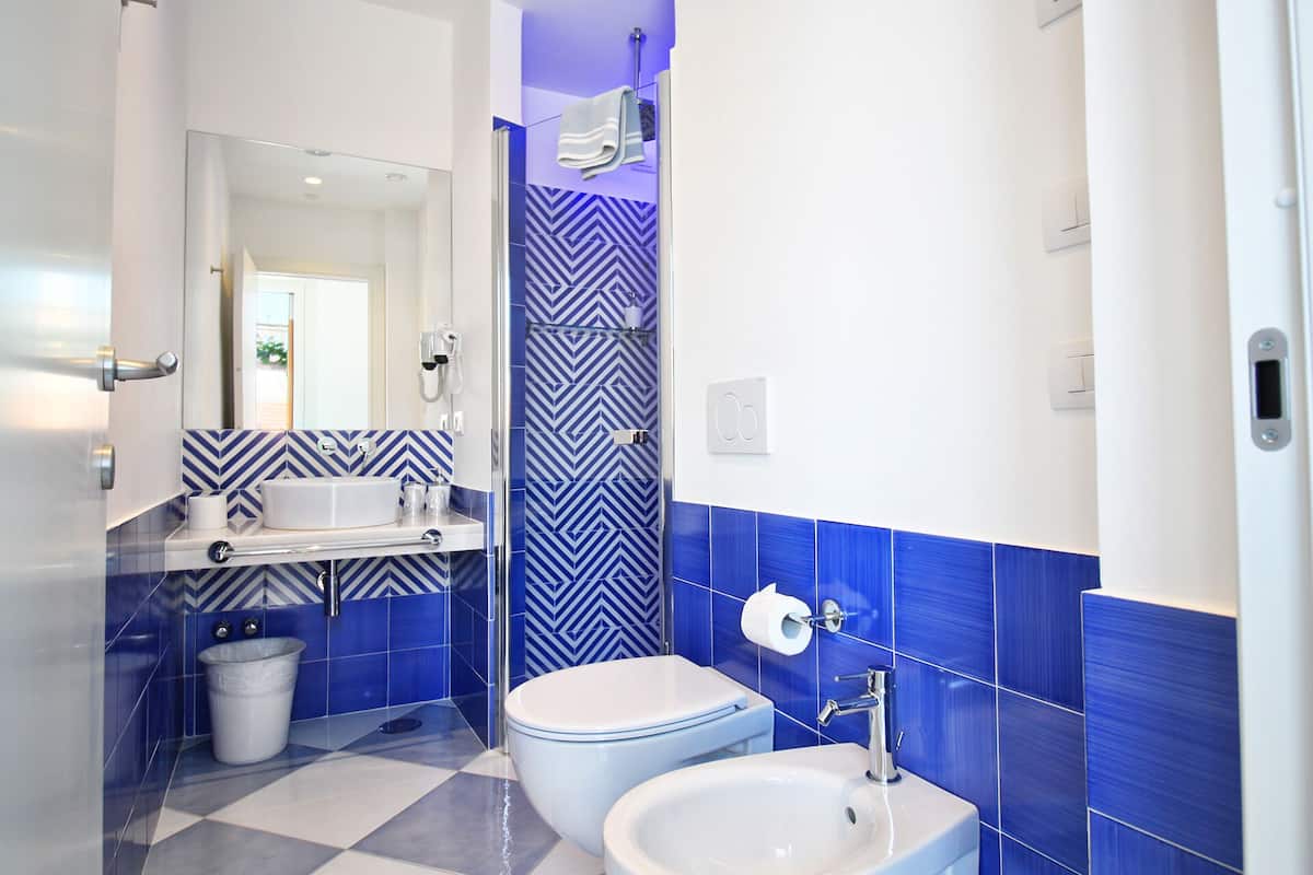 Double Room, Non Smoking | Bathroom | Shower, free toiletries, hair dryer, bidet