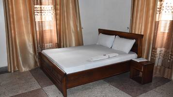 Bộ đồ giường cao cấp, bàn, truy cập Internet không dây miễn phí