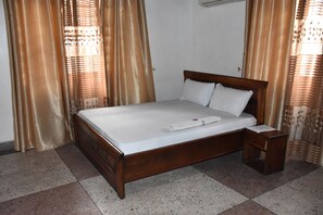 Premium bedding, desk, free WiFi, bed sheets - Dar eco backpackers (Dar es Salaam)