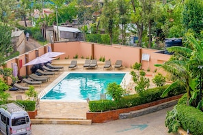 Outdoor pool - Summit Lodge (Arusha)