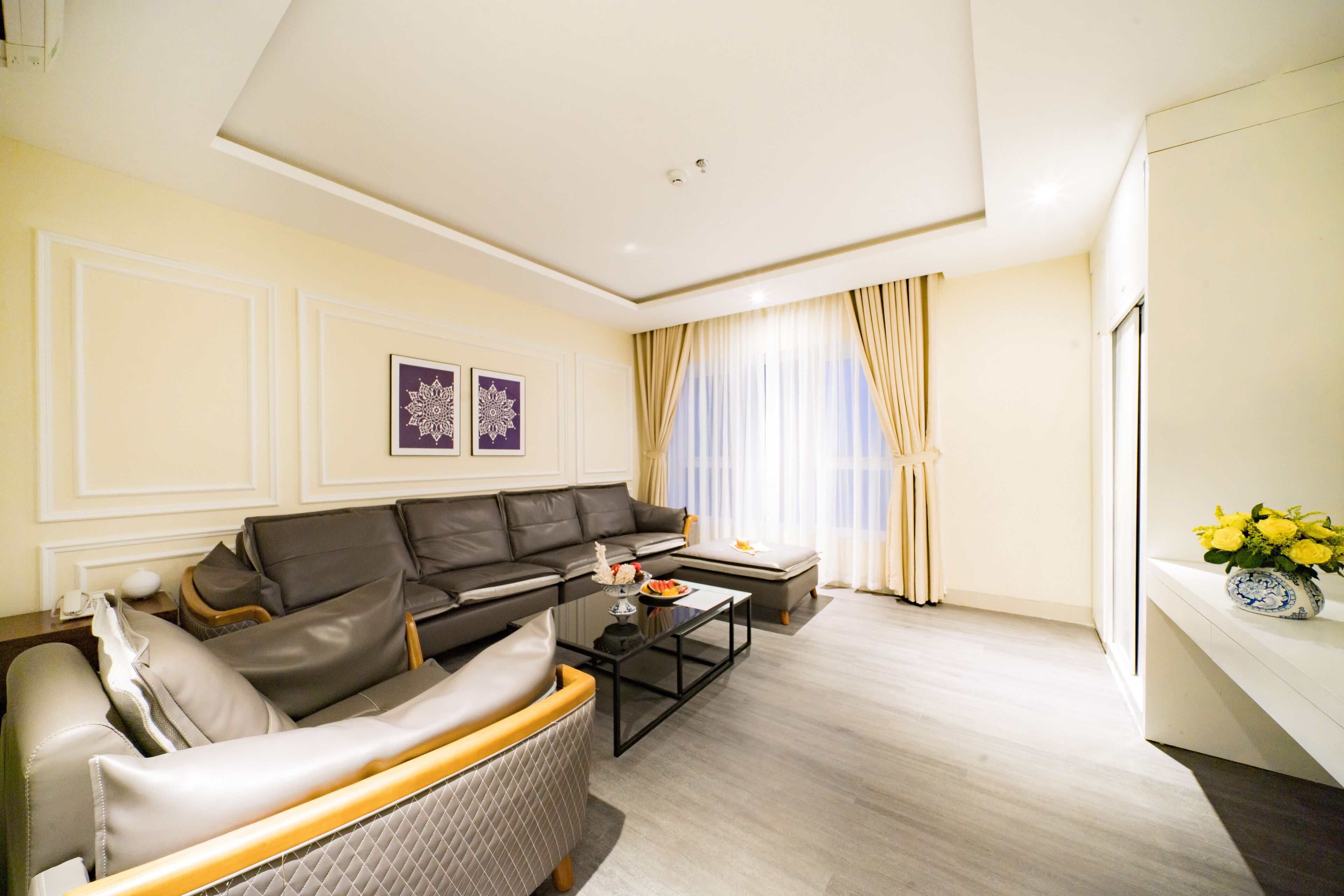 classic studio suite | living room | 40-inch led tv with cable channels, tv