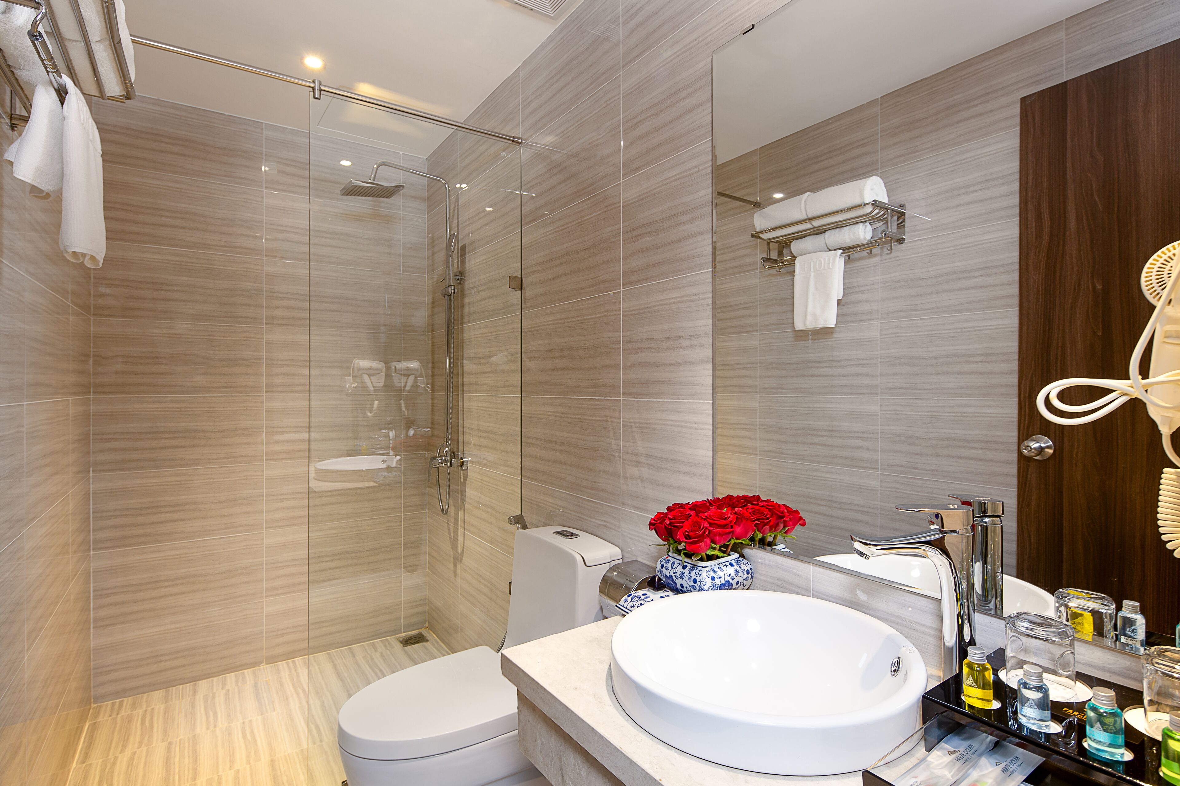 deluxe twin room city view - 45 mins body massage | bathroom | free toiletries, hair dryer, dressing gowns, slippers