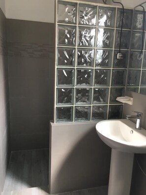 Chambre Deluxe | Lavabo de la salle de bain