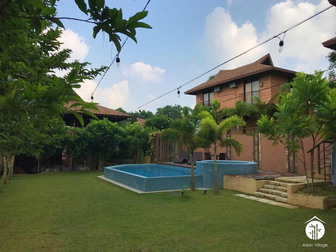 Zona residencial con piscina, una casa y follaje circundante.
