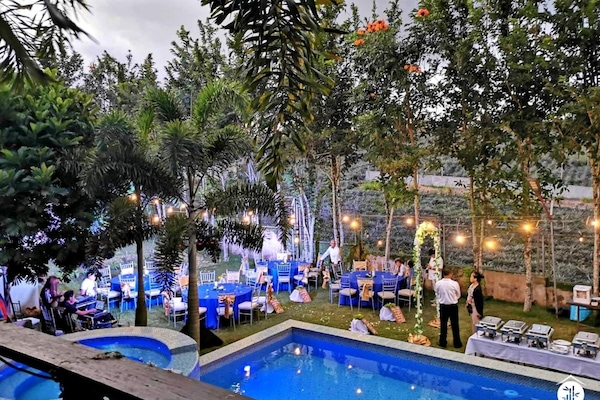 Una piscina al aire libre (de 07:00 a 22:00), tumbonas