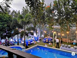 Una piscina al aire libre, sillones reclinables de piscina