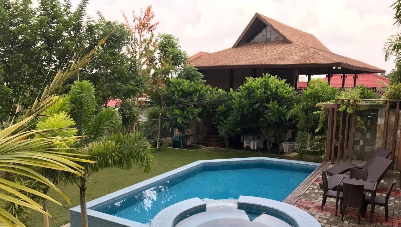 Utendørsbasseng og solsenger