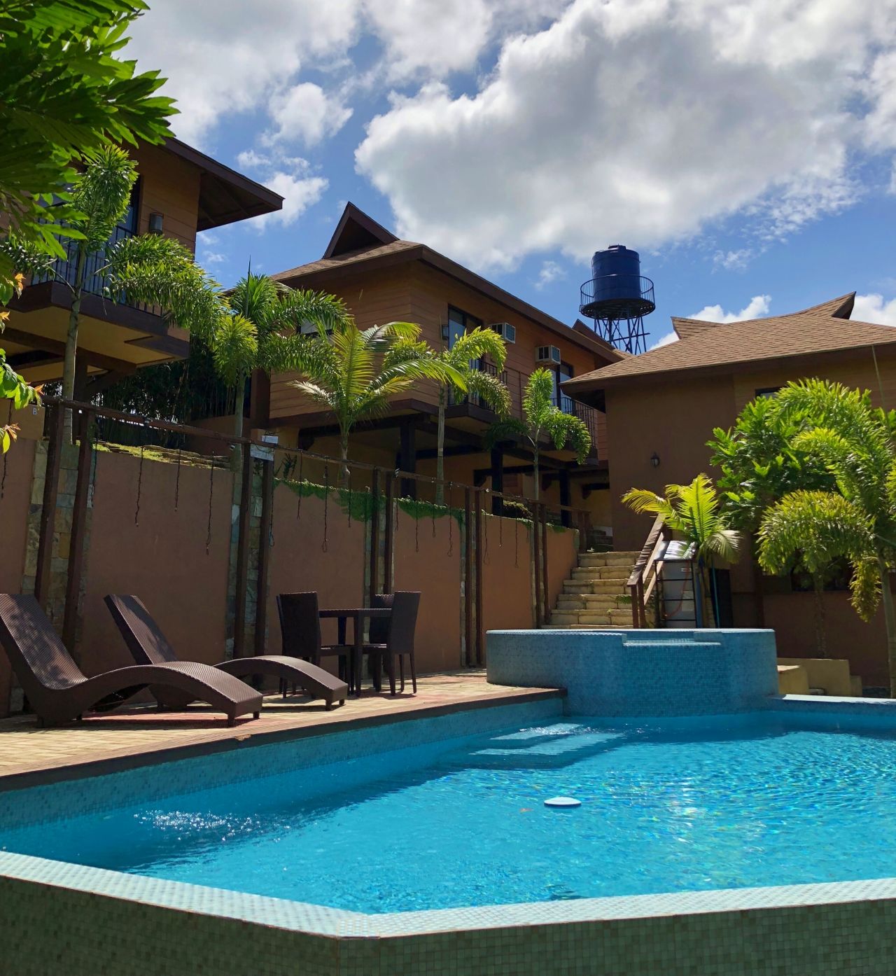 Utendørsbasseng og solsenger