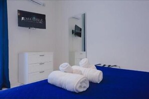 Egyptian cotton sheets, premium bedding, down comforters, minibar - Casa Adele b&b (Pozzuoli)