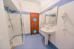 Dusche, Regendusche, kostenlose Toilettenartikel, Haartrockner