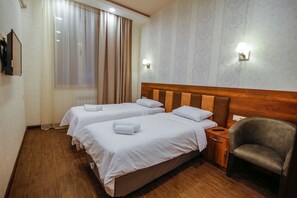 Soundproofing, iron/ironing board, WiFi (free), individually decorated - Hotel Lider Complex (Vayk)
