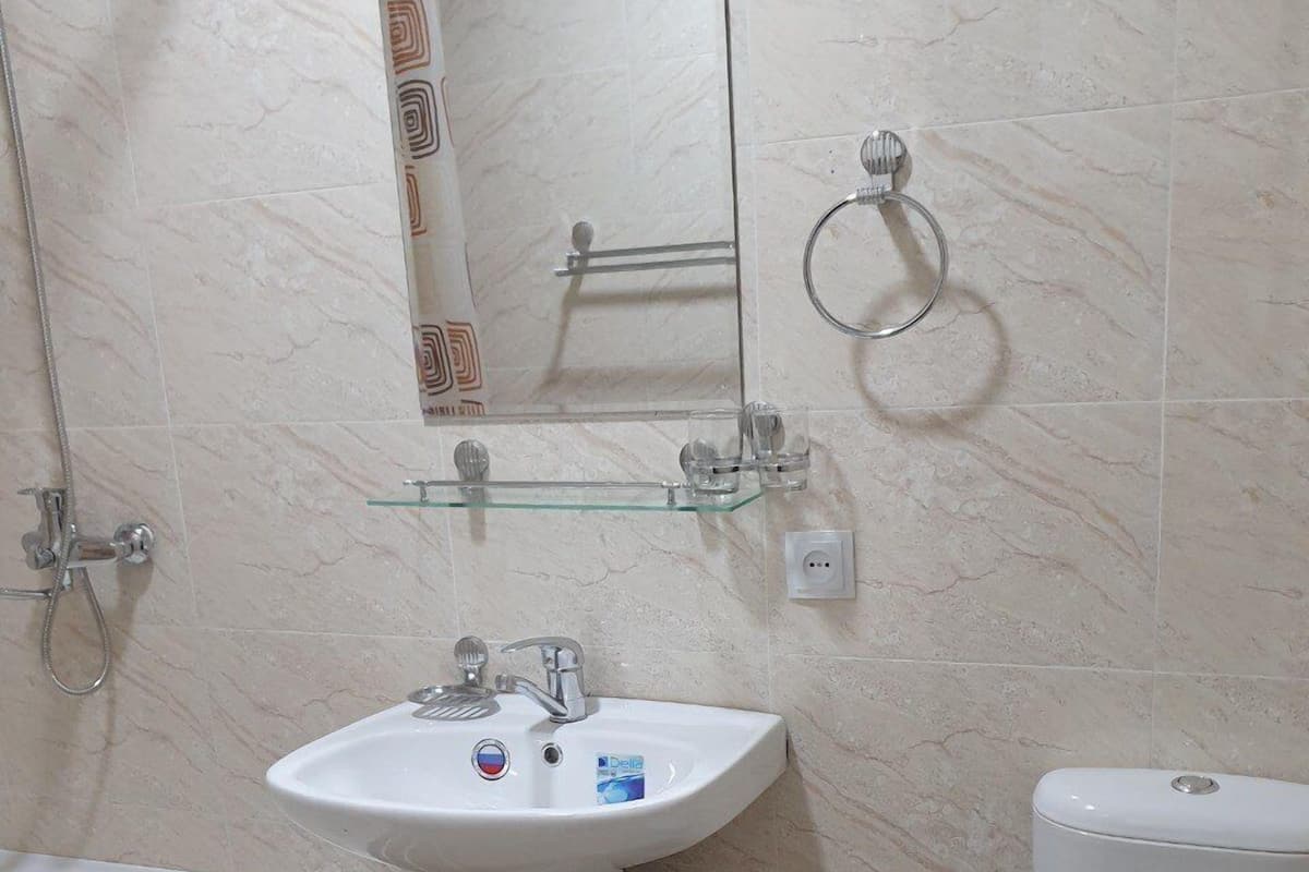 Ein Badezimmer mit Badewanne, Waschbecken, Toilette und Spiegel.