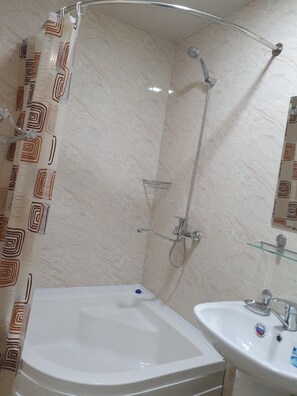 Dormitorio condiviso Standard, per soli uomini | Bagno | Set di cortesia gratuito, pantofole, asciugamani, sapone