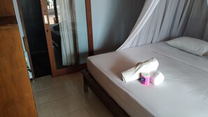 Desk, rollaway beds - Sunset Beach Bungalow & Restaurant (Gili Meno)