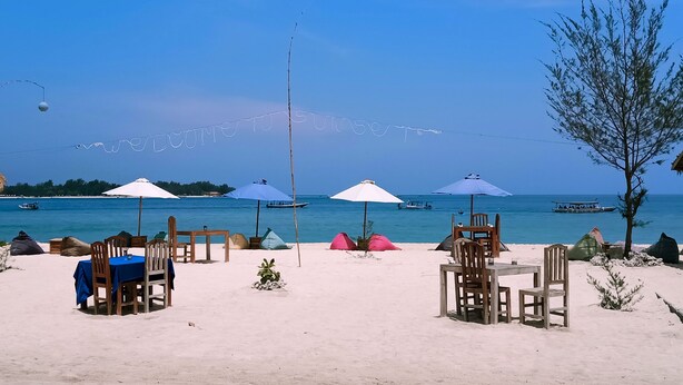Front of property - Sunset Beach Bungalow & Restaurant (Gili Meno)