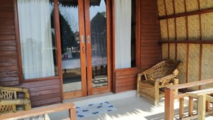 Terrace/patio - Sunset Beach Bungalow & Restaurant (Gili Meno)
