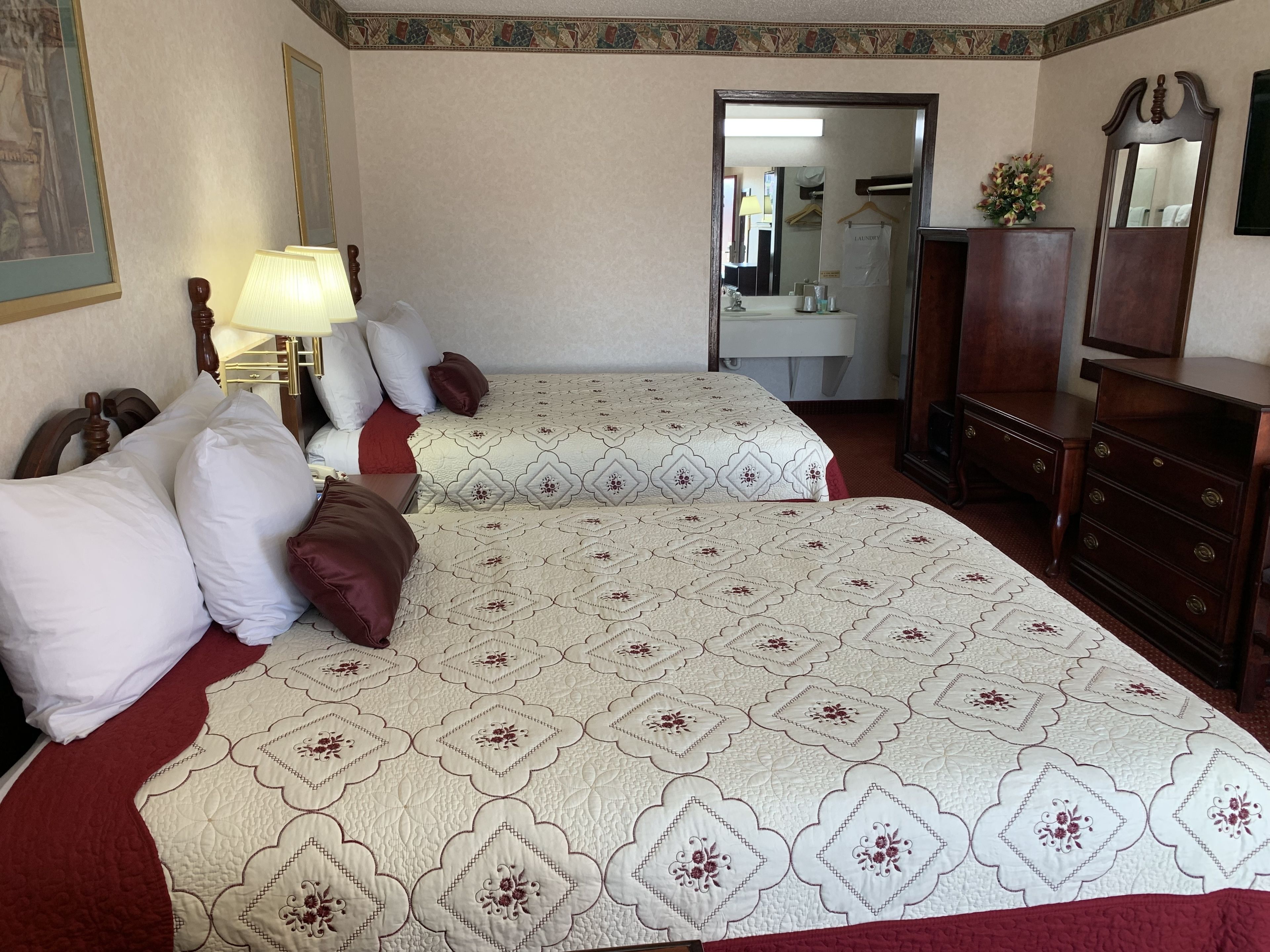 羽毛の掛け布団、テンピュール、客室ごとに異なるインテリア、デスク