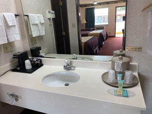 スタンダード シングルルーム クイーンベッド 2 台 喫煙可 冷蔵庫 & 電子レンジ | バスルーム | シャワー付き浴槽、深めの浴槽、バスアメニティ (無料)、ヘアドライヤー