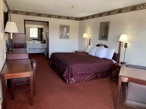 羽毛の掛け布団、テンピュール、客室ごとに異なるインテリア、デスク