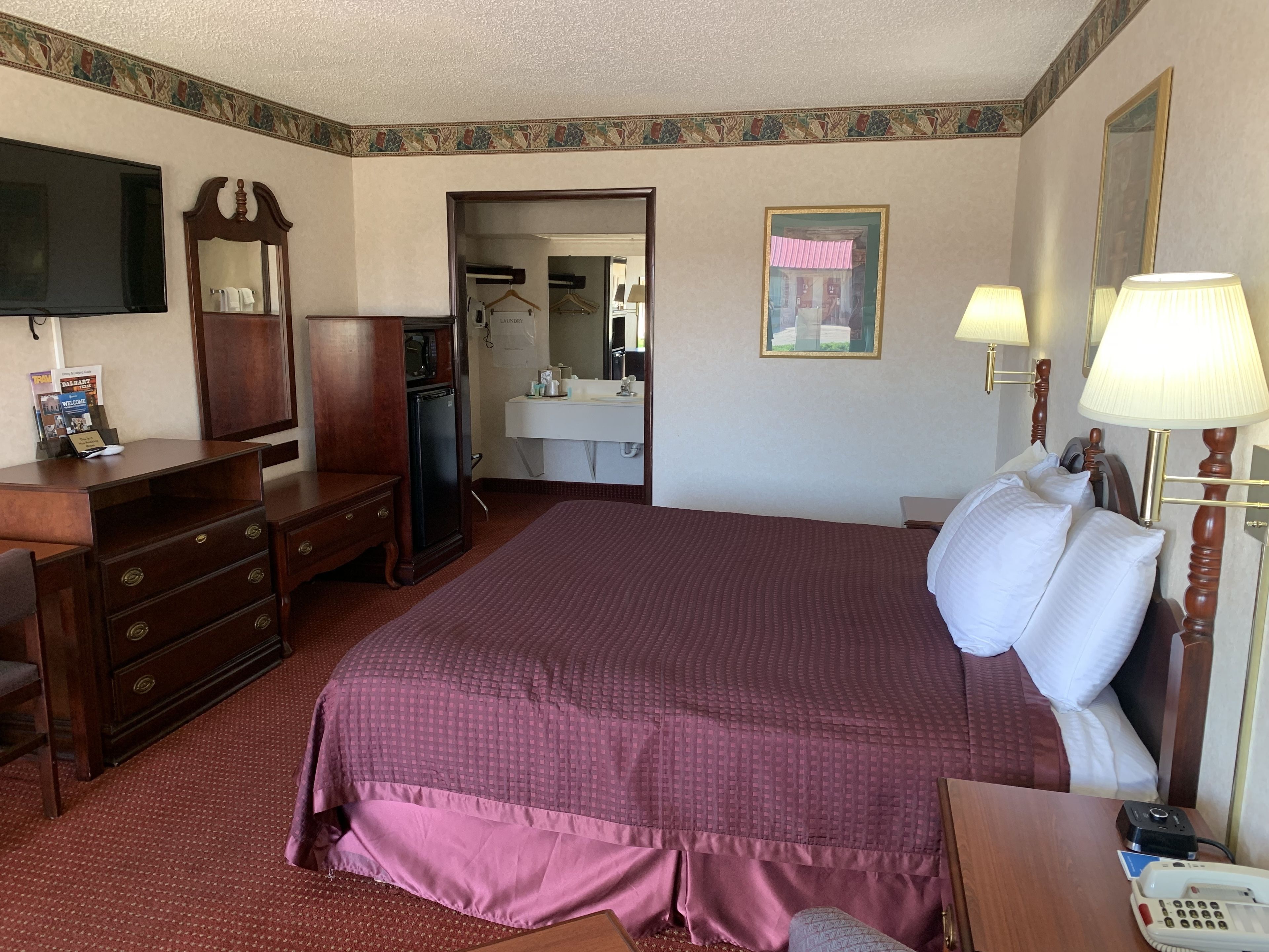 羽毛の掛け布団、テンピュール、客室ごとに異なるインテリア、デスク