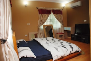 Iron/ironing board, free WiFi, bed sheets - Waterlily luxury condo (Lekki)