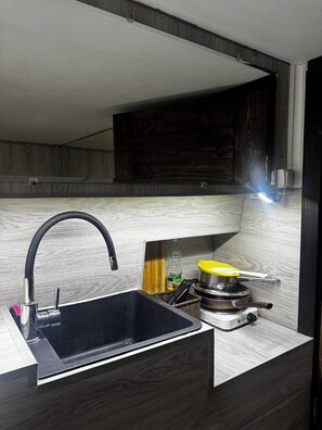 Kolmen hengen economy-huone | Yksityinen keittiö | Vedenkeitin