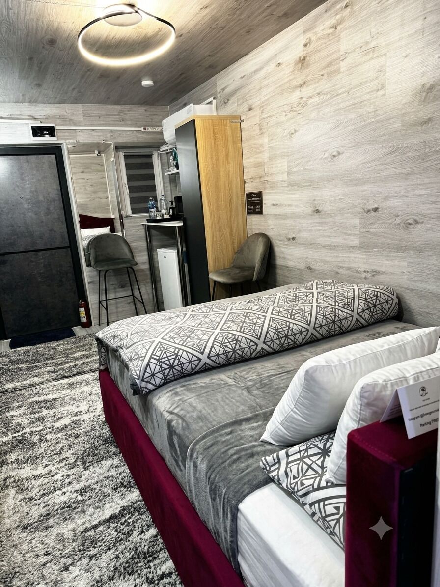 Une chambre à coucher moderne avec un lit, un bureau et une chaise.