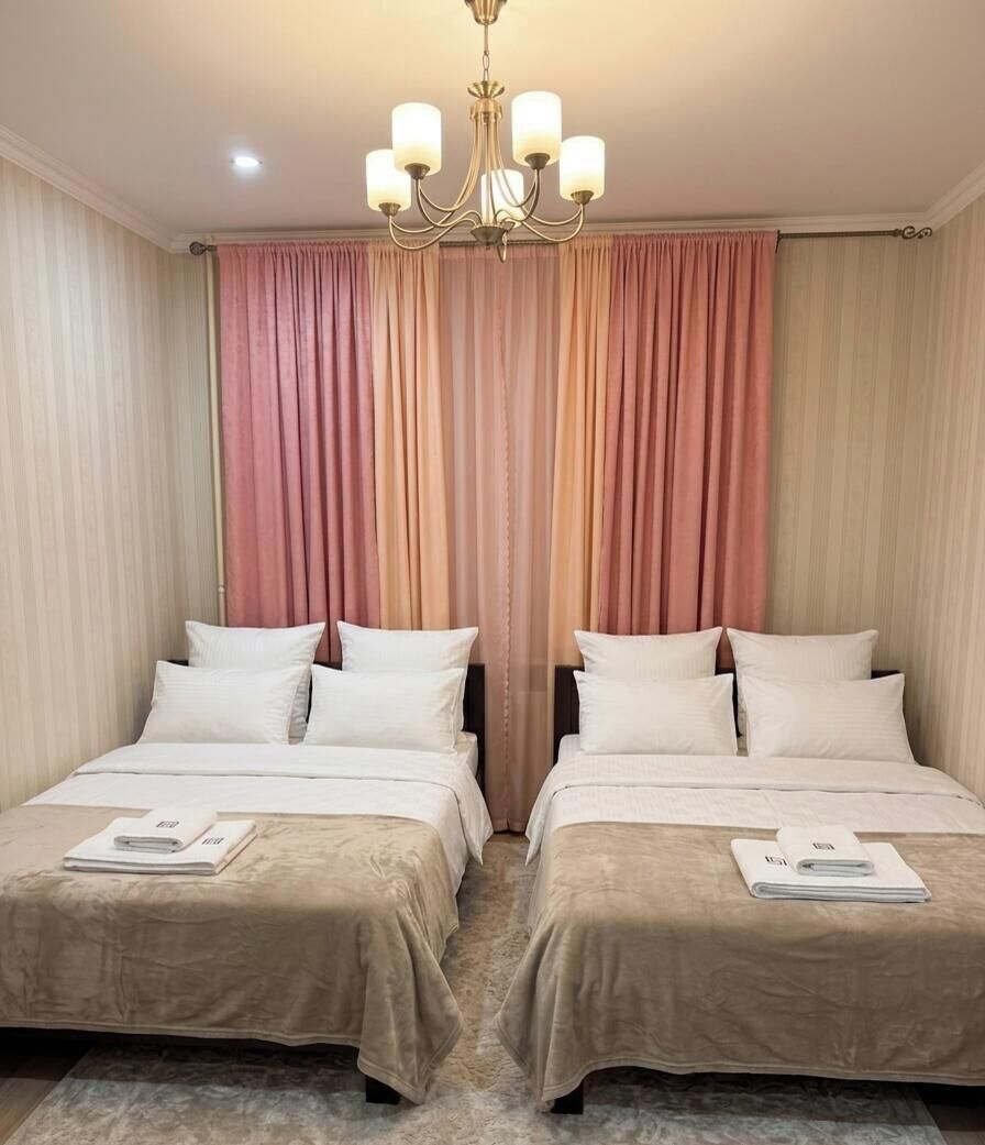 Quarto quádruplo empresarial | Roupas de cama premium, quartos à prova de som, Wi-Fi de cortesia