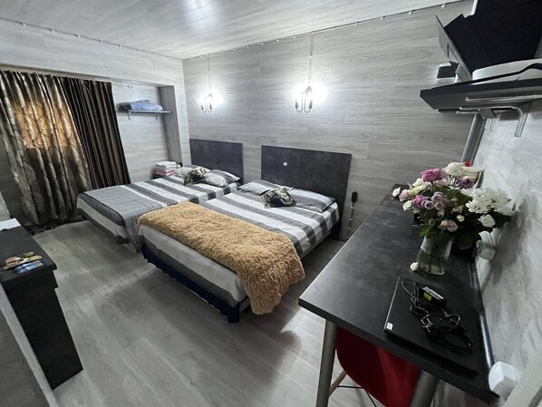 Økonomi-firemannsrom, bakgårdsutsikt | Sengetøy av topp kvalitet, lydisolert og strykejern/-brett