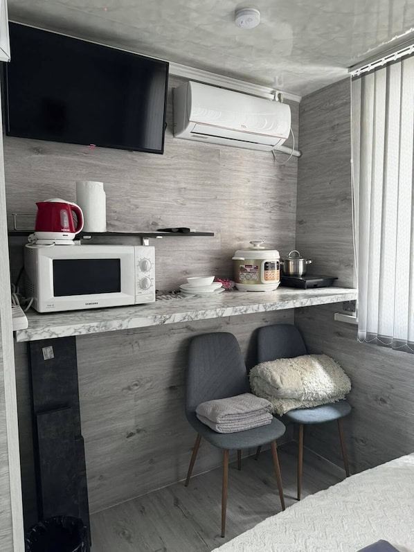 Luxury Quadruple Room | Premium bedding, soundproofing, iron/ironing board, free WiFi