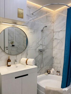Chambre Double | Salle de bain | Serviettes fournies, savon, papier toilette