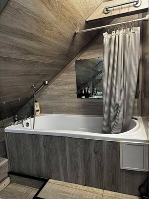 Tripla Economy | Bagno | Asciugamani, sapone, carta igienica