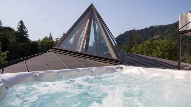 Ein Whirlpool mit Glasverkleidung und Bergblick.